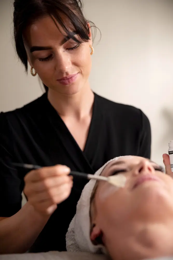 Zabieg Valencia Peel w klinice DermaElite w Lesznie